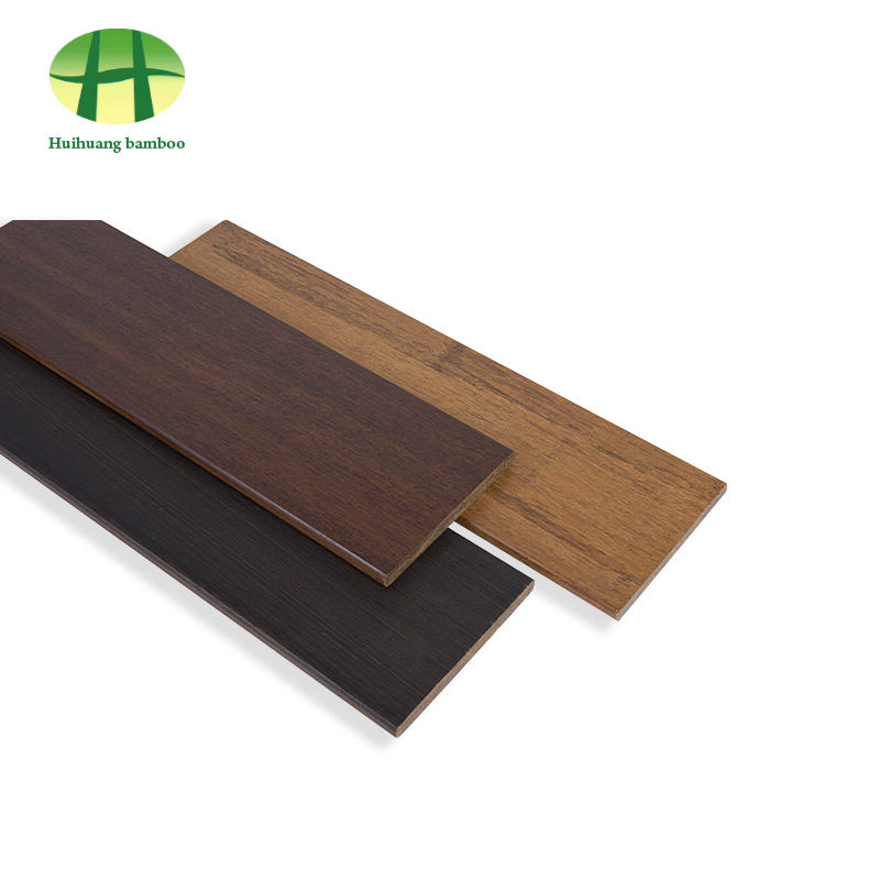 Likas na mabibigat na bakod sa labas ng kawayan